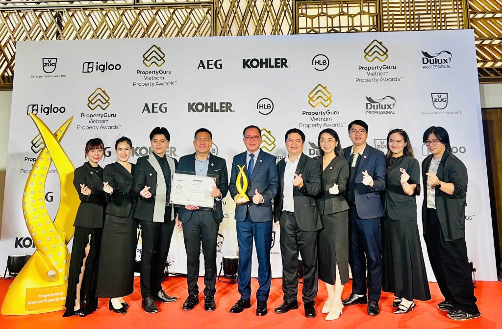 Đội ngũ Vạn Xuân Group tại lễ trao giải