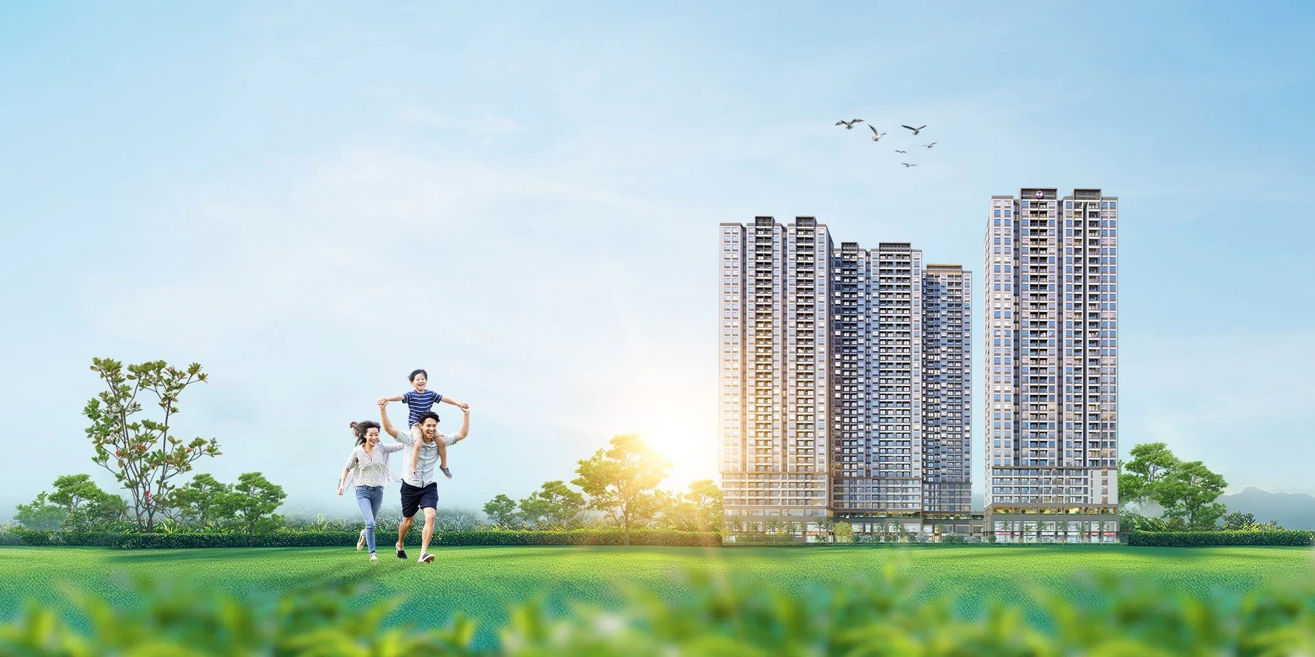 Gia đình tận hưởng mảng xanh trước 2 tháp Happy One Mori