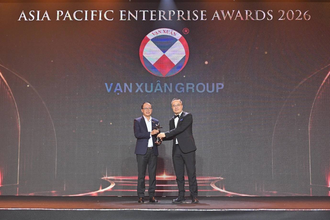 Vạn Xuân Group ghi dấu ấn với loạt giải thưởng khi chào sân Happy One Elite